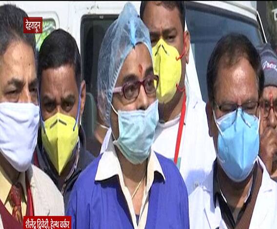 Uttarakhand: हेल्थ केयर वर्कर शैलेंद्र को लगा सबसे पहले टीका, सुनिए- उन्होंने क्या कहा | Vaccine