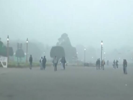 घने कोहरे के साथ Delhi में बढ़ी ठंड