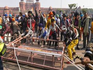 Tractor Parade में तांडव, लाल किले पर बेकाबू भीड़ का हुड़दंग | Sansani