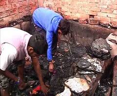 Baghbazar fire Updates: হারিয়ে গিয়েছে মূল্যবান নথি, পুড়ে ছাই নগদ টাকা, শেষ সম্বল উদ্ধারের চেষ্টায় ঝুপড়িবাসীরা