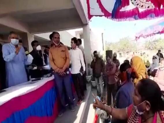 પાણી યોજનાના ખાતમુહૂર્તમાં પહોંચ્યા હતા મંત્રી કુંવરજી બાવળિયા, મહિલાઓએ ઉધડો લેતા ચાલતી પકડી