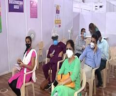 लस घेतल्याने कोणताही त्रास नाही, बीकेसी लसीकरण केंद्रावर लस घेतलेल्या कर्मचाऱ्यांच्या प्रतिक्रिया