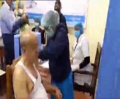 Covid Vaccination Starts: কাটোয়ার তৃণমূল বিধায়ক রবীন্দ্রনাথ চট্টোপাধ্যায়ের টিকা নেওয়া নিয়ে বিতর্ক, বিধি না মানার অভিযোগ