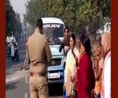 Road Blocked at Durgapur: রাস্তায় আলো ও বাম্পারের দাবিতে দুর্গাপুরে অবরোধ, পুলিশের সঙ্গে বচসা তৃণমূল কাউন্সিলরের