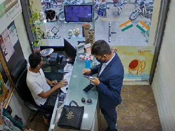 ભાવનગરમાં IT ઓફિસરનો રોફ જમાવી જ્વેલરને ઠગવાનો પ્રયાસ નિષ્ફળ, જુઓ CCTV