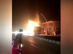 लखनऊ-आगरा एक्सप्रेसवे पर धूं-धूं कर जली वॉल्वो बस, बाल-बाल बचे 95 यात्री