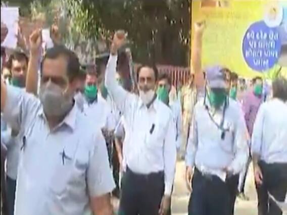 વડોદરામાં MGVCLના કર્મચારીઓનું વિરોધ પ્રદર્શન, જુઓ વીડિયો