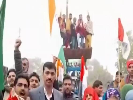 ट्रैक्टर के साथ-साथ JCB से भी रैली के लिए दिल्ली पहुंच रहे किसान 