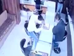 અમરેલી: સોનીની દુકાનમાં ગ્રાહક બની આવેલો શખ્સ 3.84 લાખની લૂંટ કરી ફિલ્મી સ્ટાઈલમાં ભાગ્યો, જુઓ વીડિયો