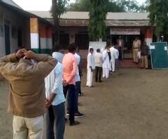 Gram Panchayat Elections 2021 | बुलढाण्यात मतदारांमध्ये उत्साह, मतदानासाठी सकाळपासूनच रांगा