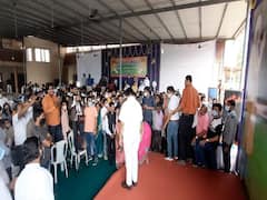 નવસારીના ચીખલીમાં ભાજપના સરપંચ સંવાદ કાર્યક્રમમાં સોશિયલ ડિસ્ટન્સિંગના ઉડ્યા ધજાગરા