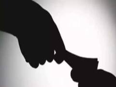 મહિલા બુટલેગરે કહ્યુ-‘ પાંચ મોકલાવી દઉં અત્યારે’ મહિલા PSIએ કહ્યુ ‘પછી બીજા ક્યારે મળશે’