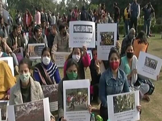 Tractor Rally में घायल पुलिसवालों के परिजनों ने शहीदी पार्क में दिया धरना, दोषियों को सजा की मांग