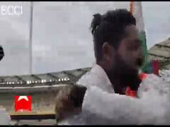 પહેલી વાર ટેસ્ટમાં પાંચ વિકેટ લેનારા સિરાજને પેવેલિયનમાં ભારતનો ક્યો બોલર પ્રેમથી ભેટી પડ્યો ? જુઓ વીડિયો