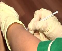 आरोग्य कर्मचाऱ्यांचा लसीकरणाला प्रतिसाद का नाही? लस घेण्याबाबत टाळाटाळ का? लसीला का घाबरतायत लोक?