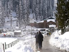 Weather : पहाड़ों पर बर्फबारी, मैदान में कोहरा, दिल्ली में जारी ठंड का सितम