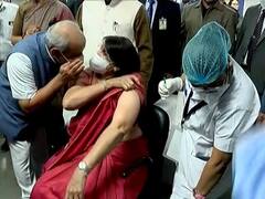 નીતિન પટેલે રસી લેતાં પહેલાં ડો. મોના દેસાઈના કાનમાં શું કહ્યું કે મોના દેસાઈ ખડખડાટ હસી પડ્યાં ? જુઓ વીડિયો 