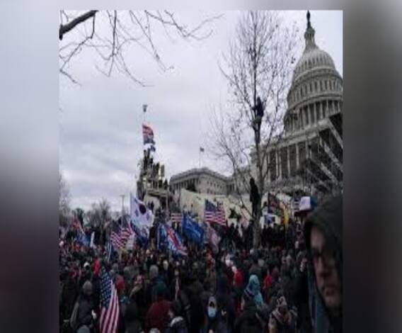 US Capitol Siege: নজিরবিহীন! Capitol Building-য়ে ঢুকে পড়লেন Donald Trump-র সমর্থকরা, রণক্ষেত্র হয়ে উঠল চত্বর