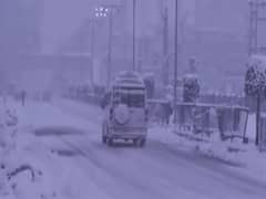 घाटी में बर्फबारी से लोग बेहाल, बुजुर्ग के लिए देवदूत बने सेना के जवान