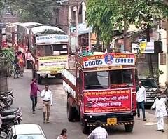 कोल्हापुरात वीजबिल माफीसाठी सर्वपक्षीय भव्य मोर्चा; ट्रक आणि रिक्षासंह नागरिक रस्त्यावर