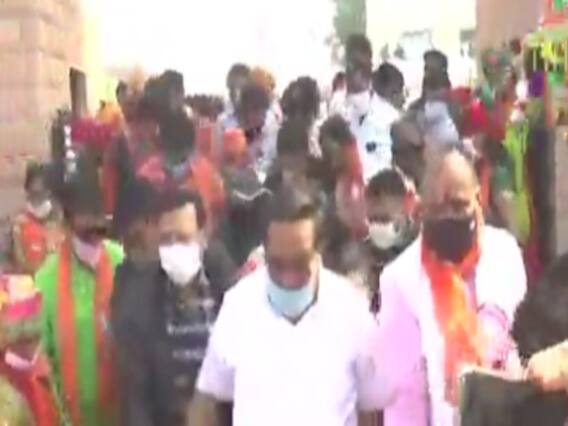 સરપંચ સંવાદના નામે તમાશો: ભાવનગરના સિહોરમાં ભાજપના કાર્યક્રમમાં સોશિયલ ડિસ્ટન્સિંગના ધજાગરા