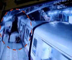 One sided love | एकतर्फी प्रेमातून तरुणाकडून तरुणीला लोकलखाली ढकलण्याचा प्रयत्न 