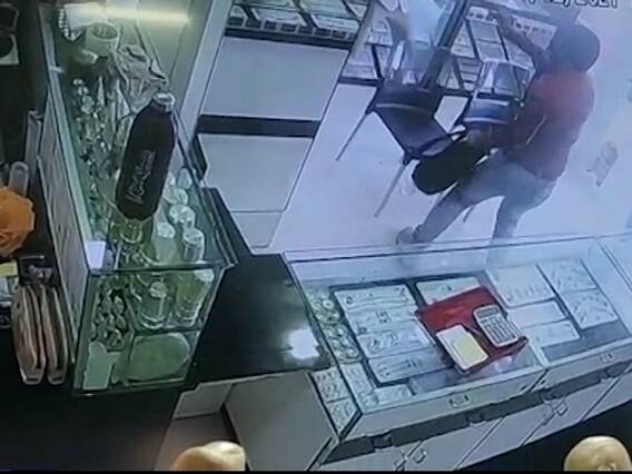 Surat ના પુણામાં બે શખ્સોએ જ્વેલર્સની દુકાનમાં ઘૂસી ફાયરિંગ કરી ચલાવી લૂંટ, જુઓ CCTV