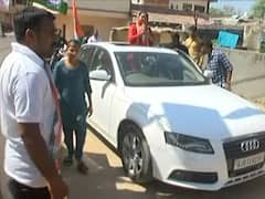 Vadodara: કોગ્રેસના મહિલા ઉમેદવારે ઓડી કારમાં કર્યો પ્રચાર