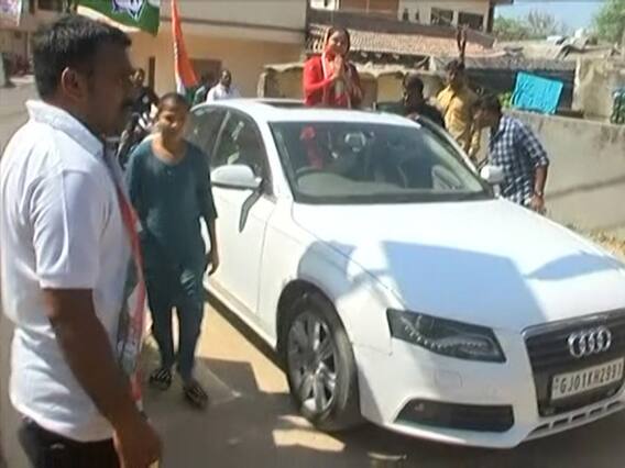 Vadodara: કોગ્રેસના મહિલા ઉમેદવારે ઓડી કારમાં કર્યો પ્રચાર