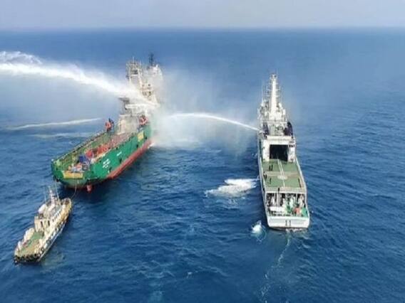 મુંબઇના દરિયામાં 170 કિમી દૂર ONGCના હાઇફિલ્ડ પાસે શિપમાં આગ, જુઓ વીડિયો 