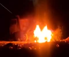 Prayagraj में आग का गोला बना ट्रक, करंट लगने से हुआ हादसा। 