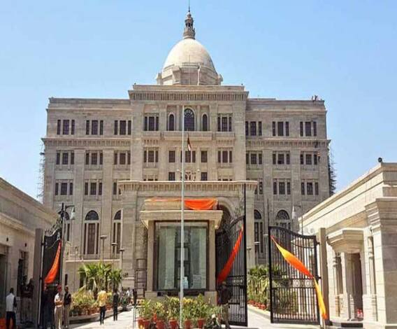 Lucknow: एक ही परिवार के 4 लोगों ने Lok Bhawan के सामने आत्मदाह की कोशिश की। 