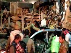 Uttar Pradesh : Yamuna Expressway पर दर्दनाक हादसा, कार में सवार 7 लोगों की मौत