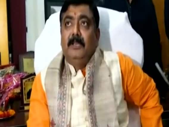 Bihar: शुभ मुहूर्त के इंतजार में दरवाजे पर खड़े रहे मंत्री जी, 10 मिनट तक करते रहे इंतजार