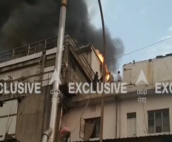 NOIDA में एक कंपनी में लगी भीषण आग, फायर ब्रिगेड ने पाया काबू, कोई हताहत नहीं | Breaking News 