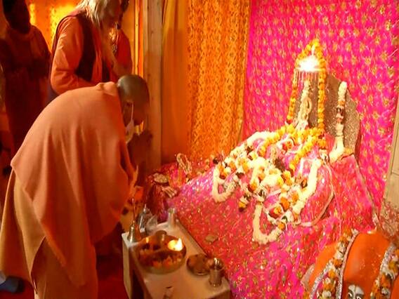 CM Yogi ने Ayodhya में किए रामलला के दर्शन; अधिकारियों संग करेंगे बैठक