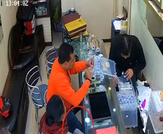 CCTV: देखिए कैसे टप्पेबाजों ने ज्लैवरी की दुकान से पार कर दीं अंगूठियां | Lucknow 