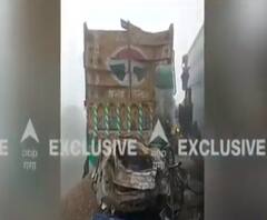 कोहरे का कहर! यमुना एक्सप्रेसवे पर एक दर्जन गाड़ियां आपस में टकराईं। 