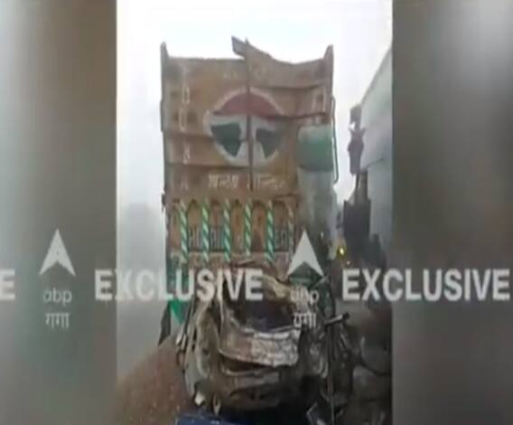 कोहरे का कहर! यमुना एक्सप्रेसवे पर एक दर्जन गाड़ियां आपस में टकराईं। 