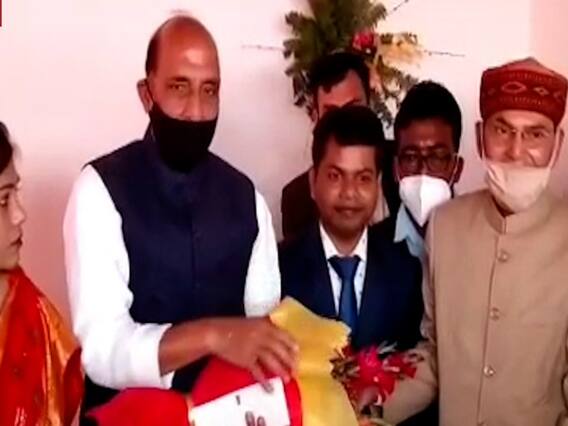 डॉक्टर 'बेटे' की शादी में पहुंचे रक्षामंत्री Rajnath Singh