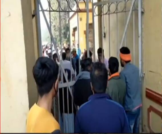 Banaras Hindu University में छात्रों का धरना-प्रदर्शन, इस मांग पर अड़े छात्र। 