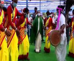 Mamata Banerjee at Falakata: গণবিবাহের আসরে আদিবাসীদের 'হাত ধরে' নাচের তালে পা মেলালেন মুখ্যমন্ত্রী