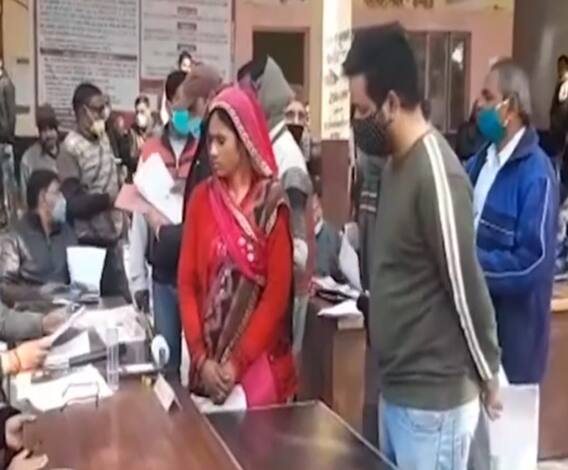 Kannauj में लापरवाह लेखपाल को DM ने सबके सामने फटकारा | @ABPGanga 