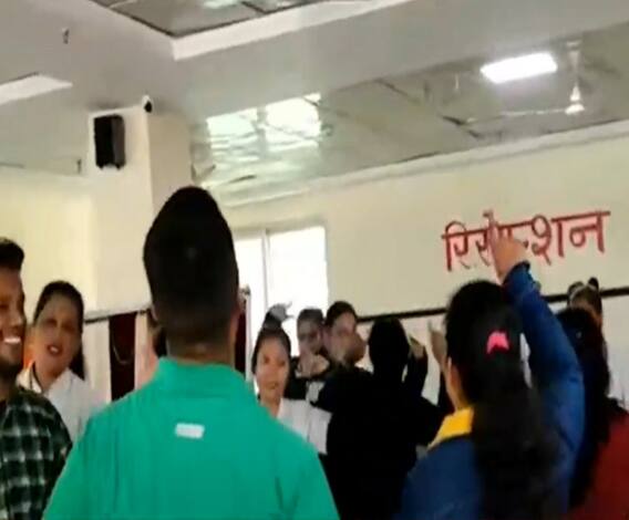 जब कोविड अस्पताल में नाचने लगे मरीज और स्टाफ, जानिए क्यों हुआ ऐसा ? | ABP Ganga 