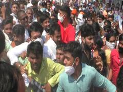 Maharashtra: कोरोना के बढ़ते मामलों के बीच नियमों की धज्जियां उड़ाते दिखे वन मंत्री संजय राठौड़ 