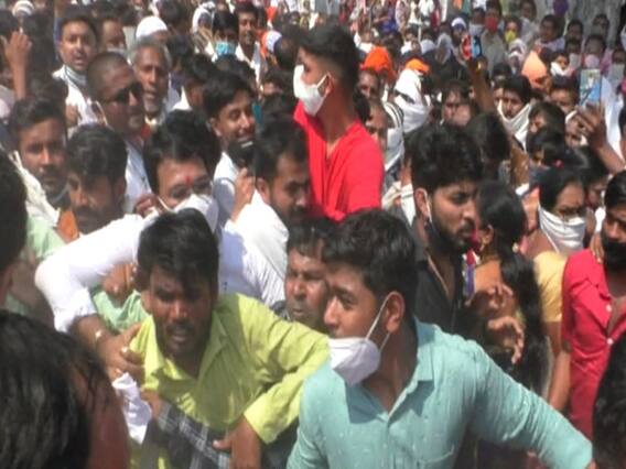 Maharashtra: कोरोना के बढ़ते मामलों के बीच नियमों की धज्जियां उड़ाते दिखे वन मंत्री संजय राठौड़ 