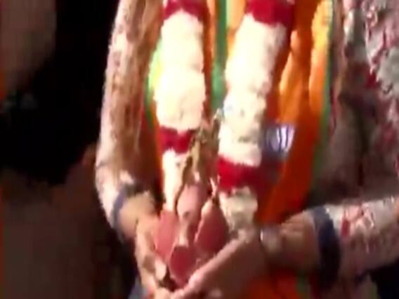 Rajkotમાં ડ્રેગન ફ્રૂટ સાથે ભાજપના ઉમેદવારોએ કર્યો પ્રચાર, જુઓ વીડિયો