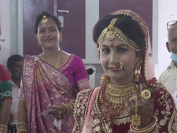 Mehsana: વિજાપુરમાં લગ્નની વિધિ પૂર્ણ કરી સાસરે જતા અગાઉ મત આપવા પહોંચી યુવતી