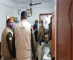 Ghaziabad में पति ने पत्नी की हत्या के बाद खुद का नस भी काटी। 