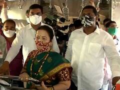Mumbai की Mayor Kishori Pednekar ने की लोकल ट्रेन में यात्रा, मास्क के लिए लोगों को किया जागरुक
